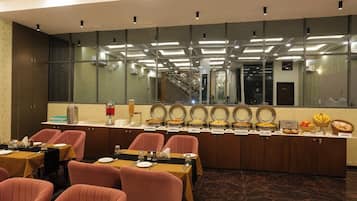 Buffet déjeuner gratuit tous les jours