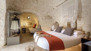 Suite | In-room safe, WiFi (free), bed sheets