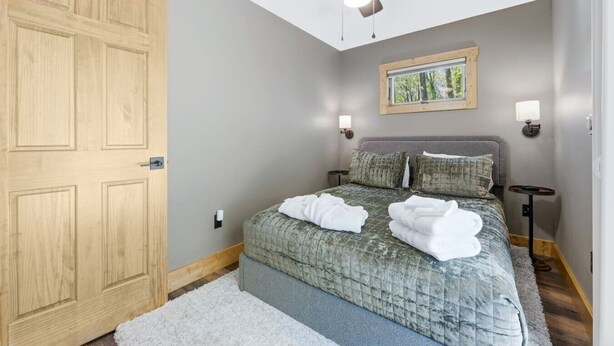 Room - Cozy Cabin, Sauna! Hot Tub! Filtered Lake Views! (Oakland)