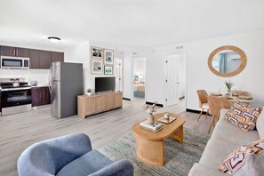 A modern apartment with a kitchen, living room, and dining area. - Charming 2BR Near Beach, Airport & Las Olas (Fort Lauderdale)