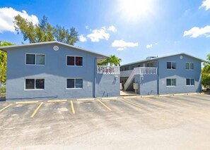 A two-story building with a parking lot in front. - Beautiful 2BR Near Beach, Airport & Las Olas (Fort Lauderdale)