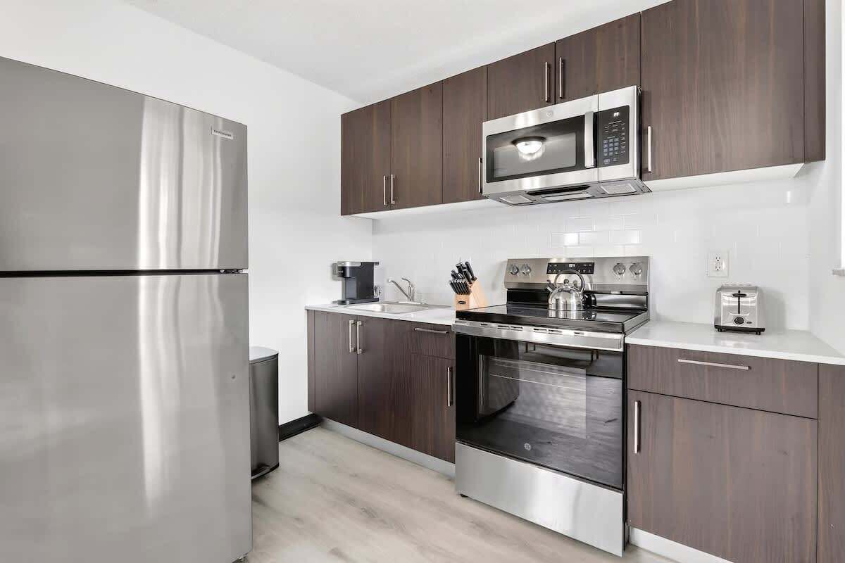 Coffee/tea maker, fridge, microwave, oven