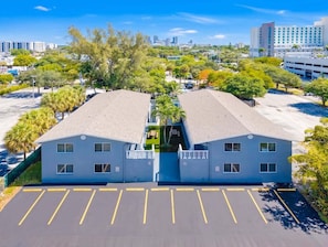 A hotel with a symmetrical facade, a central entrance, and a parking lot. - Newly Renovated 2BR Near Beach, Airport & Las Olas (Fort Lauderdale)
