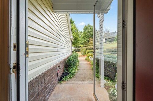 Very spacious, Nicely furnished 1-bedroom condo in peaceful Avondale Estates