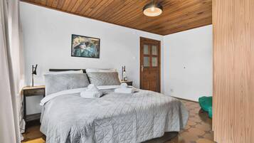 1 bedroom, desk, iron/ironing board, WiFi