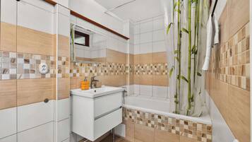 Shower, hair dryer, towels