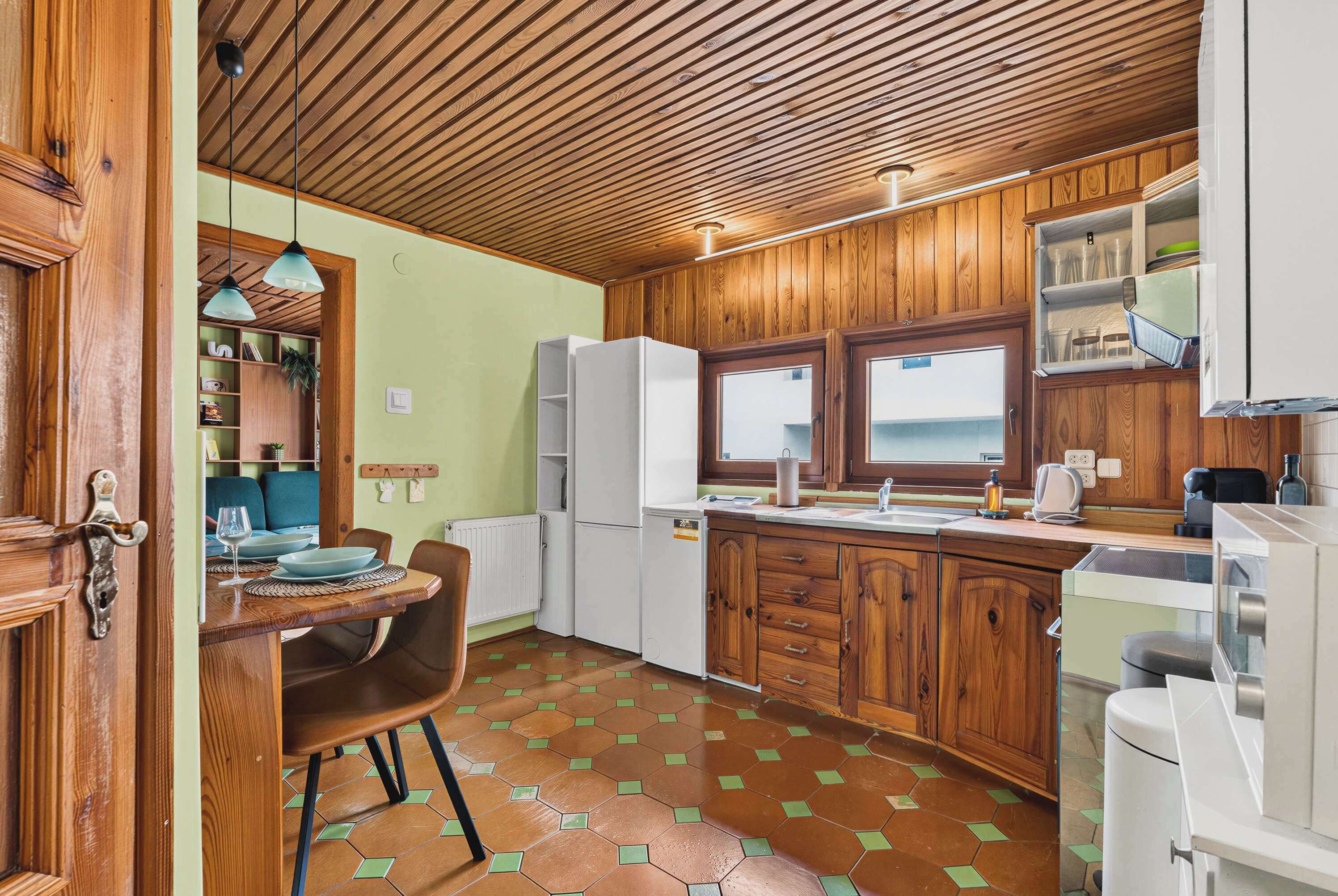 Coffee/tea maker, fridge, microwave, oven