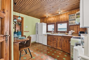 Wasserkocher mit Kaffee-/Teezubehör, Kühlschrank, Mikrowelle, Ofen