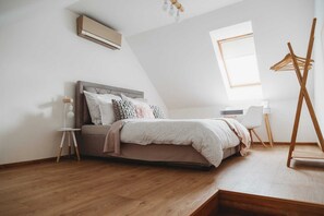 1 bedroom, desk, iron/ironing board, WiFi