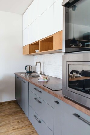 Coffee/tea maker, fridge, microwave, oven