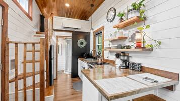 Coffee/tea maker, fridge, microwave, oven