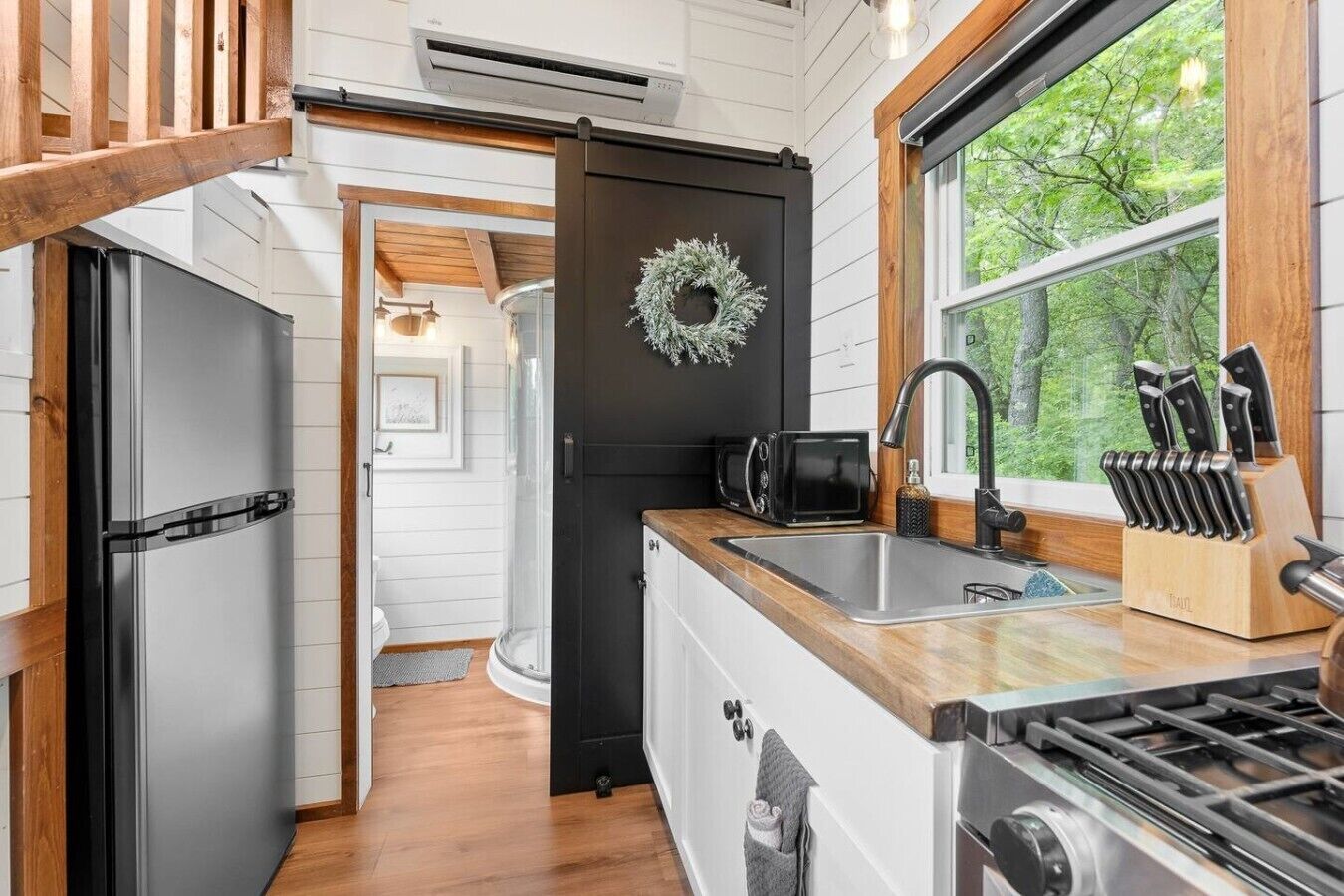 Coffee/tea maker, fridge, microwave, oven