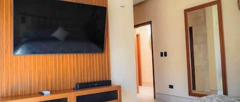 Tabla de planchar con plancha, wifi y ropa de cama