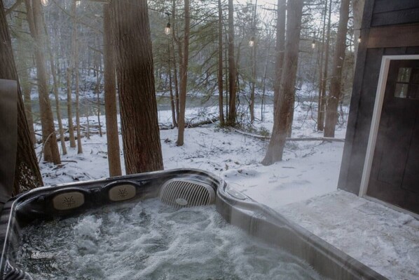 Outdoor spa tub