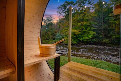 Riverside Honeymoon Escape. Riverfront Hot Tub!