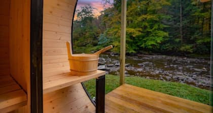 Riverside Honeymoon Escape. Riverfront Hot Tub!