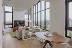 TV, stereo, offices - Luxury Penthouse Collection PH4 - Fulton Market (Chicago)