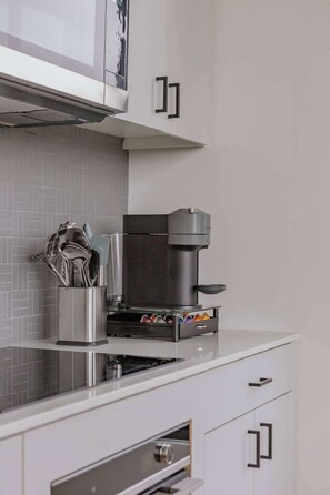 Coffee/tea maker, fridge, microwave, oven - Luxury Penthouse Collection PH4 - Fulton Market (Chicago)