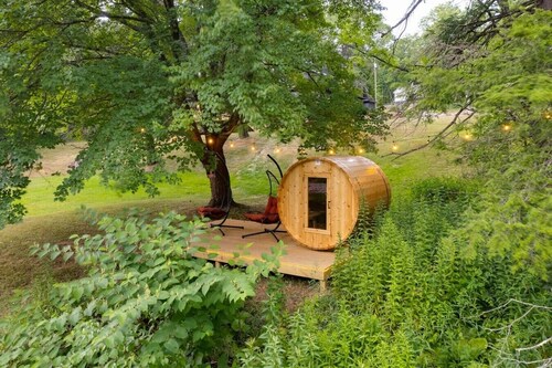 Riverfront Sauna! Sunken Hot Tub with river views!
