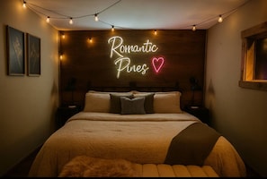 WiFi, bed sheets - Romantic Getaway In The Pines. Hot Tub! King Bed! (Accident)