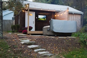 Exterior - Romantic Getaway In The Pines. Hot Tub! King Bed! (Accident)