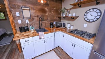 Coffee/tea maker, fridge, microwave, stovetop