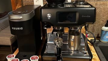 Kaffetrakter/tekoker, kjøleskap, mikrobølgeovn og kokeplater