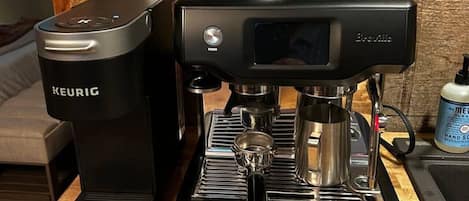 Cafetière/bouilloire, réfrigérateur, micro-ondes, plaque de cuisson
