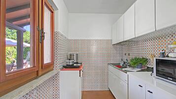 Family House, 3 Bedrooms, 2 Bathrooms (Villa Janela Escape & Retreat, 30m) | Private kitchen