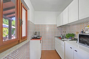 Casa familiar, 3 habitaciones, 2 baños (Villa Janela Escape & Retreat, 30m) | Cocina privada