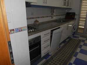 Private kitchen - 3 Bedroom Praia da Rocha Apartment (Portimão)