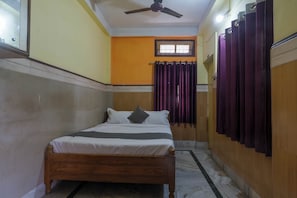 Habitación básica con 1 cama doble o 2 individuales