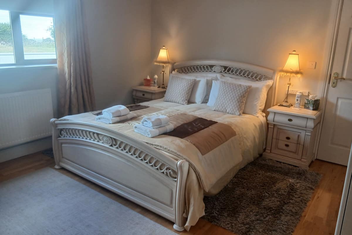 Habitación doble Deluxe, vista al patio | Cortinas blackout, tabla de planchar con plancha y wifi gratis 