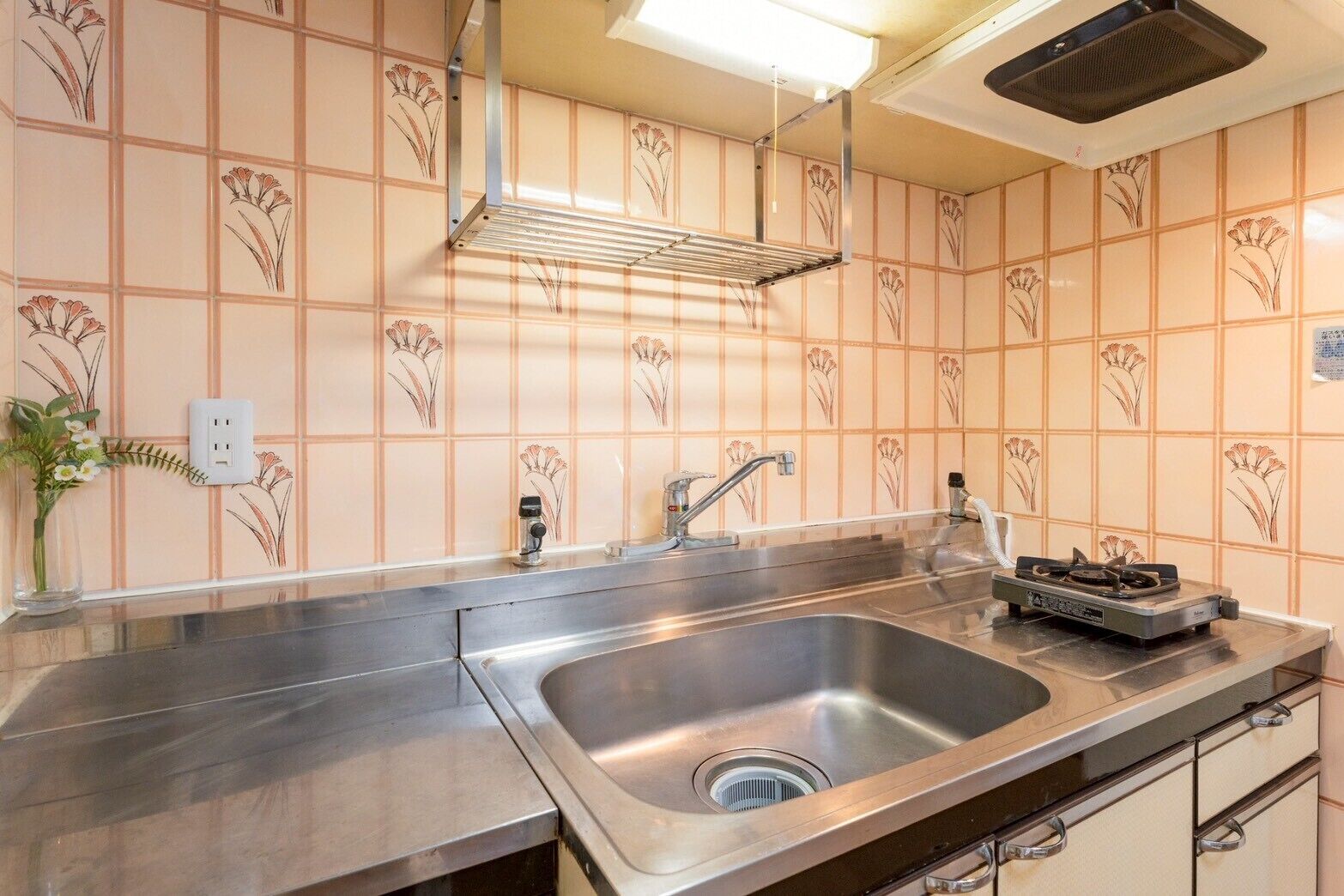 ルーム | 専用キッチン | 大型冷蔵庫、電子レンジ、調理器具と食器