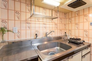 ルーム | 専用キッチン | 大型冷蔵庫、電子レンジ、調理器具と食器