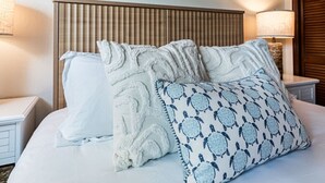 Ein Hotelzimmer mit einem Bett, einem Kopfteil und zwei Nachttischen.