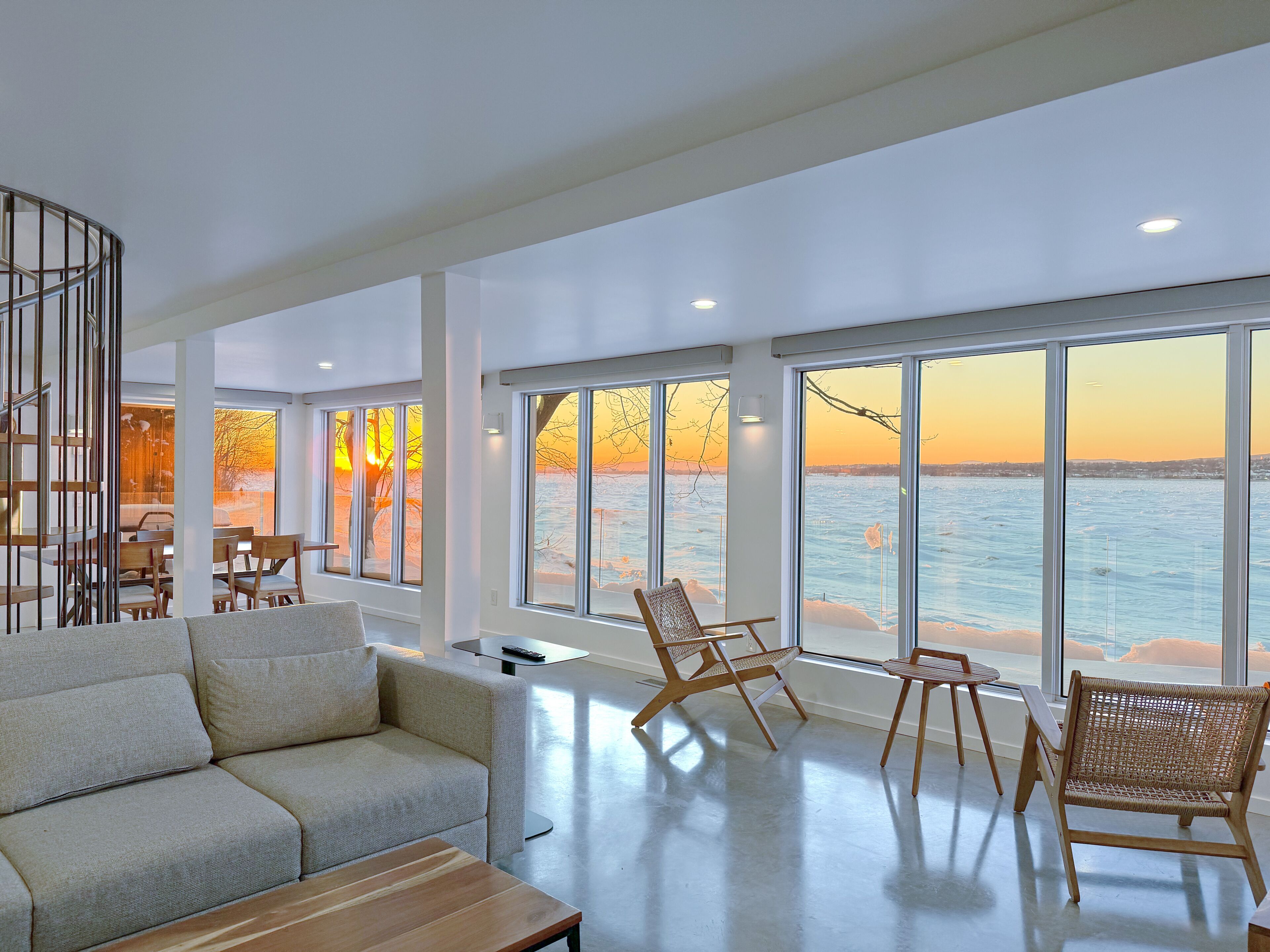 Smart TV, chimenea, libros y impresora 