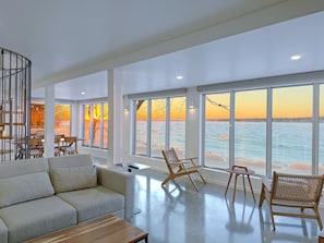 Smart TV, chimenea, libros y impresora