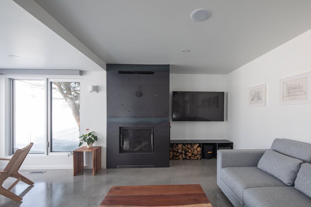 Smart TV, chimenea, libros y impresora 