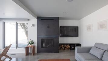 Smart TV, chimenea, libros y impresora