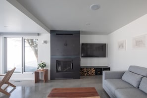 Smart TV, chimenea, libros y impresora