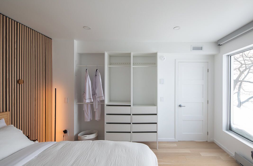 3 habitaciones, escritorio y tabla de planchar con plancha 