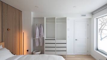 3 habitaciones, escritorio y tabla de planchar con plancha