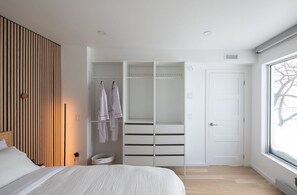 3 habitaciones, escritorio y tabla de planchar con plancha