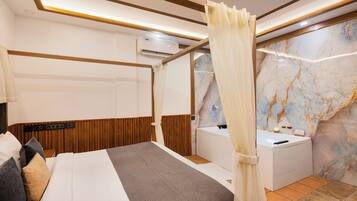 Habitación de hotel con cama, baño con bañera, paneles de madera y pared de mármol.