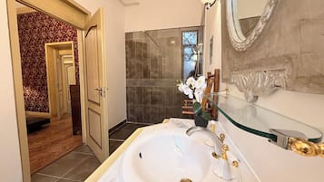 Comfort-Apartment, 2 Schlafzimmer, Nichtraucher, Klimaanlage | Badezimmer | Kostenlose Toilettenartikel, Haartrockner, Handtücher, Seife