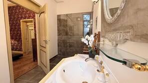 Badkamer | Gratis toiletartikelen, een haardroger, handdoeken, zeep