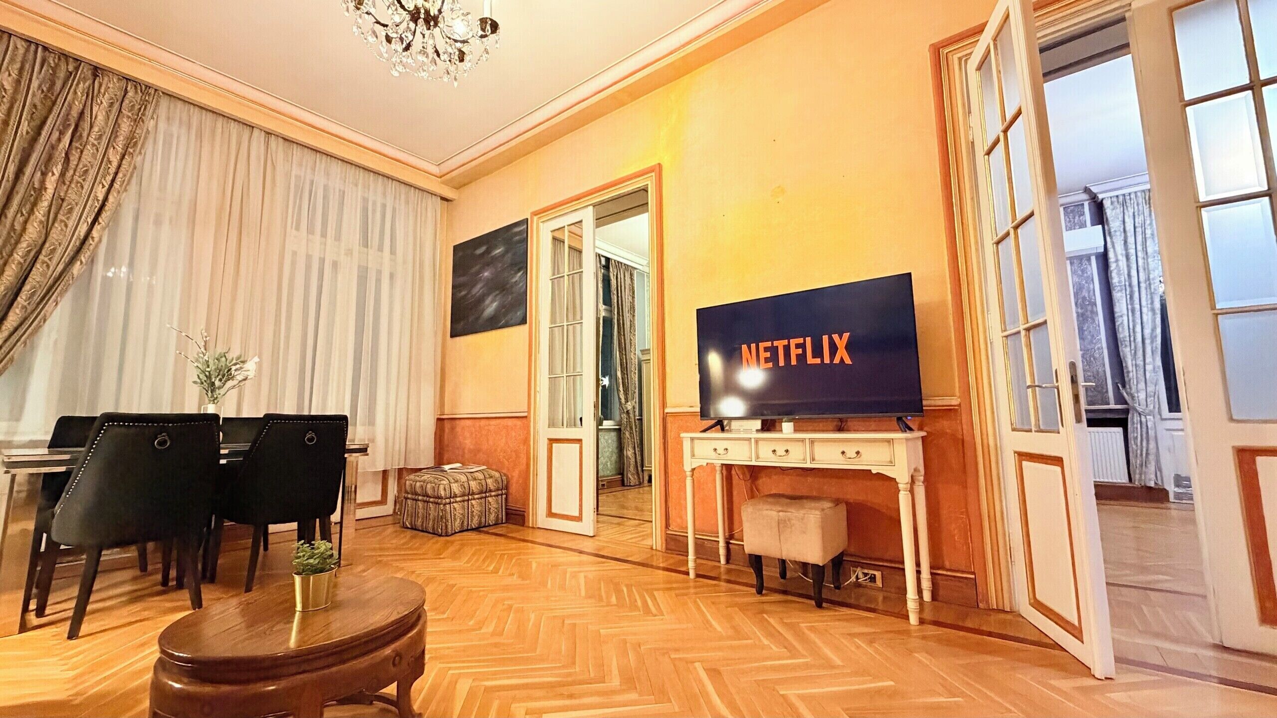 Una sala de estar con televisión, chimenea y comedor.