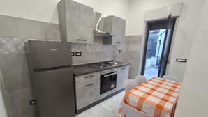 Private kitchen - Pomelia Holiday House: Strategic Location in the Heart of Riposto (Riposto)