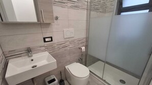 Bathroom - Pomelia Holiday House: Strategic Location in the Heart of Riposto (Riposto)